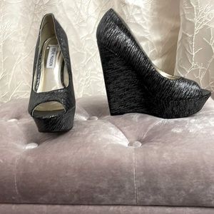 New Steve Madden platform heels size 5 1/2 platform 1 1/2 in. heel 5 1/2 in.
